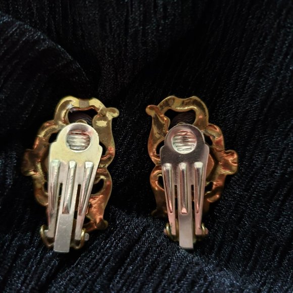 Stunning VTG Clip-on Earrings with Gem in the Centre - Picture 3 of 9